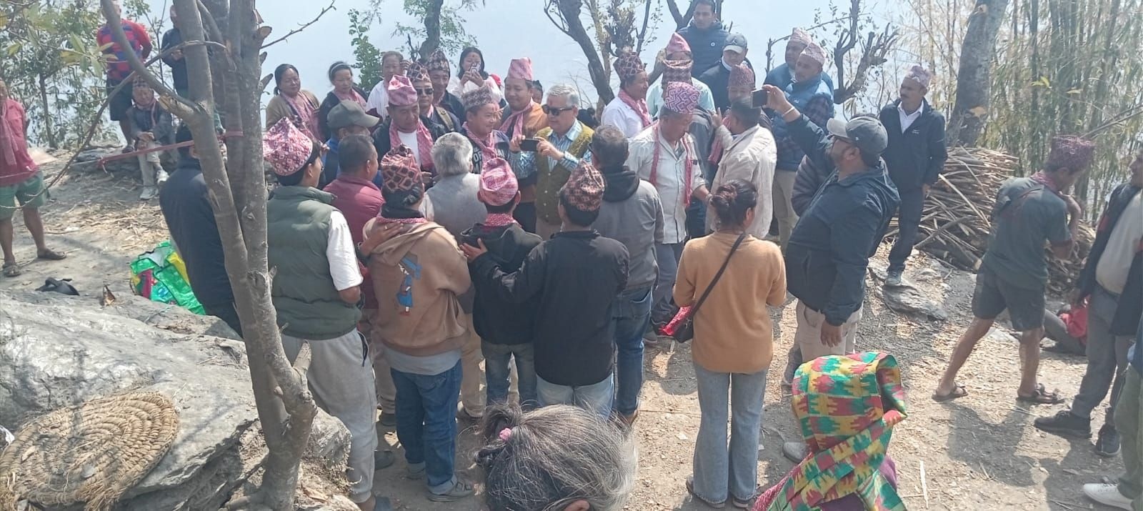 एमालेका सयौँ नेता–कार्यकर्ता काँग्रेसमा प्रवेश