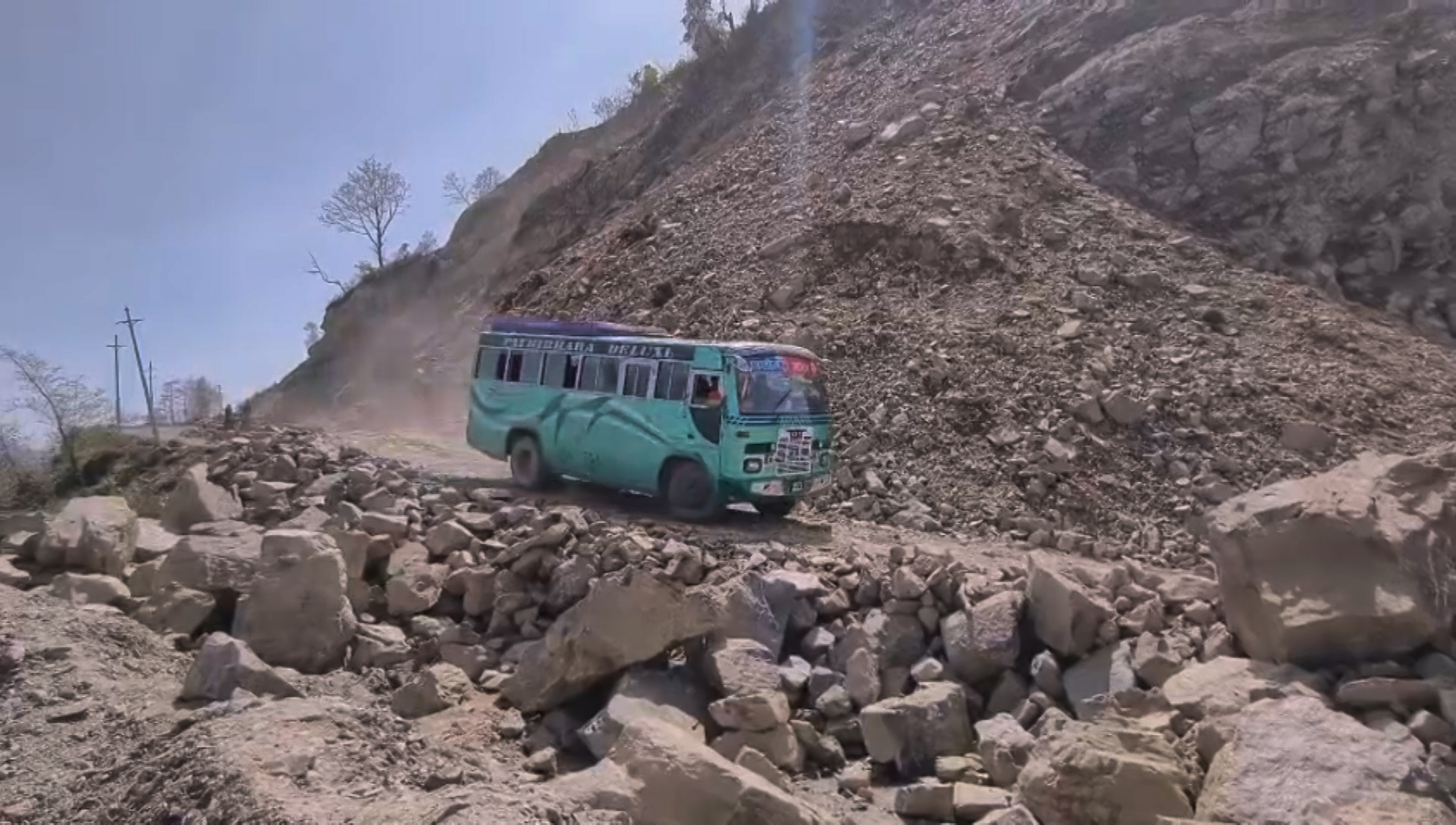 पाँच दिन पछि खुल्यो भेडेटार राजारानी रविराके सडक अबरुद्ध